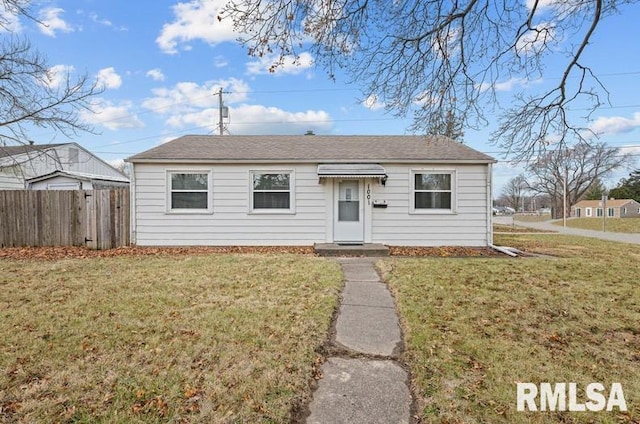 view of front of property featuring a front yard and fence