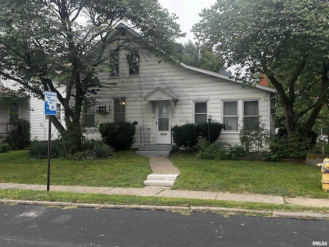 view of front of house featuring a front lawn