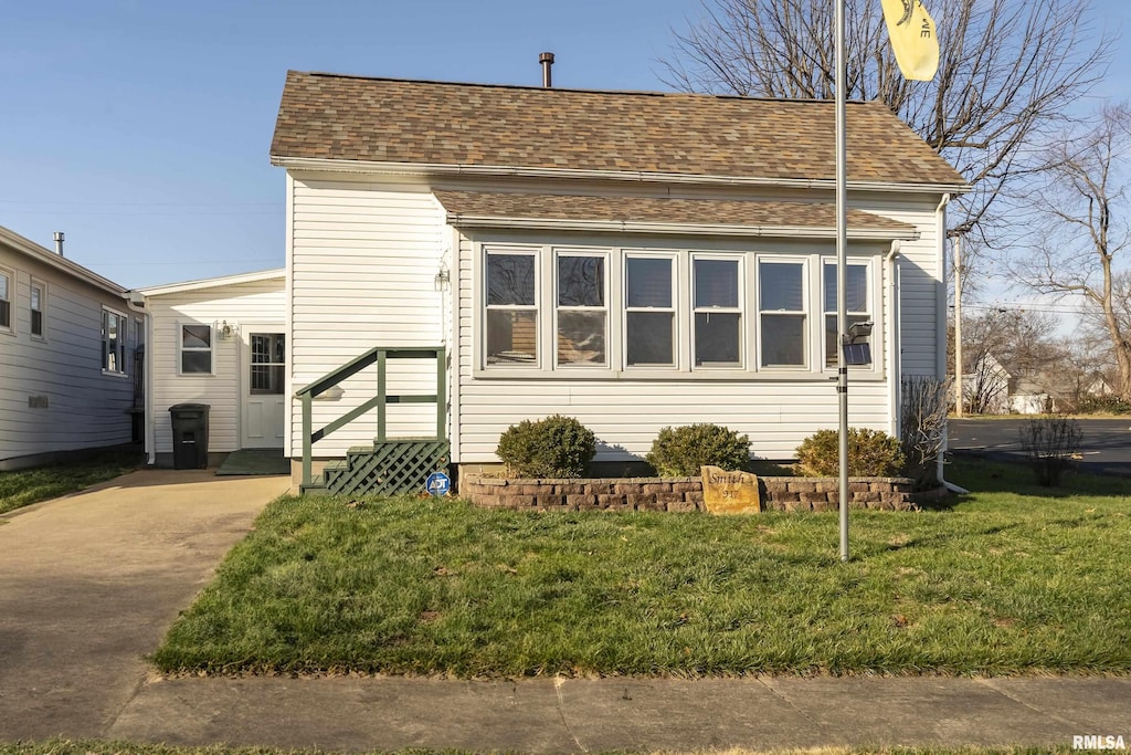 view of front of home featuring a front lawn