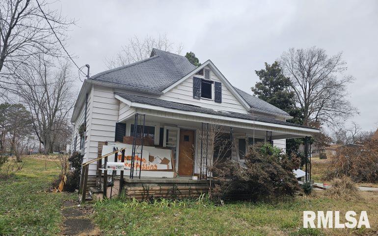 view of front of property featuring covered porch