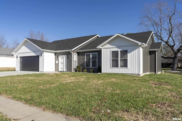 view of front of property featuring a front yard and a garage