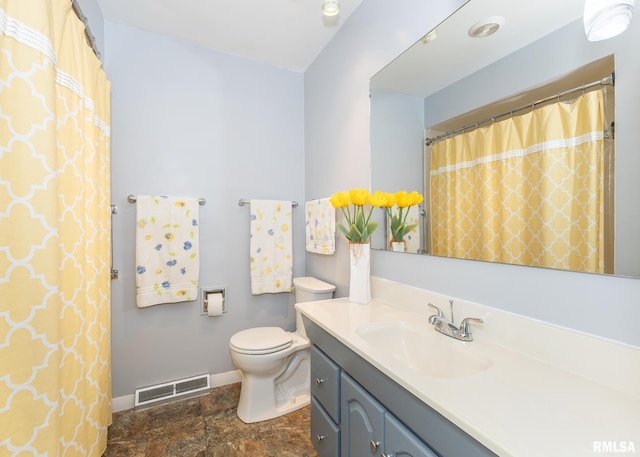 bathroom featuring a shower with shower curtain, vanity, and toilet