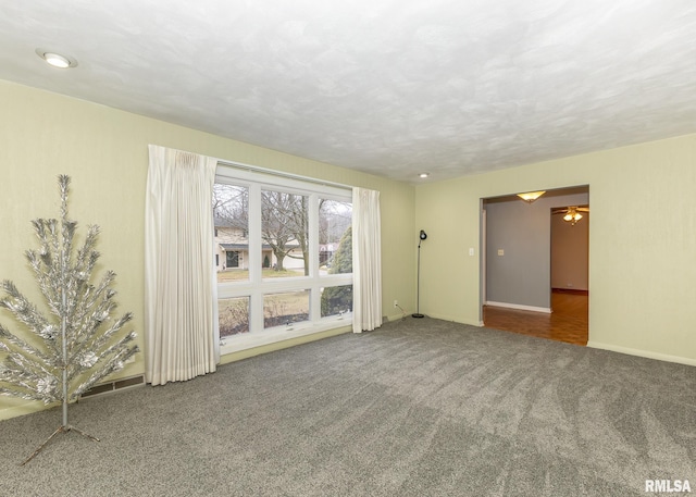 unfurnished room with carpet flooring and ceiling fan