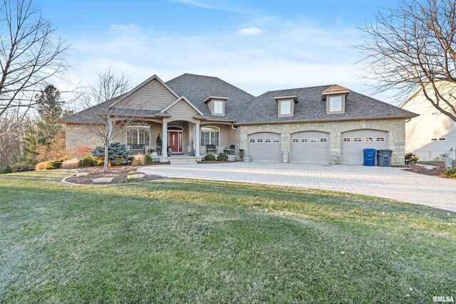 view of front of house featuring a front lawn and a garage