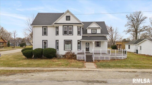 view of front of house featuring a front lawn