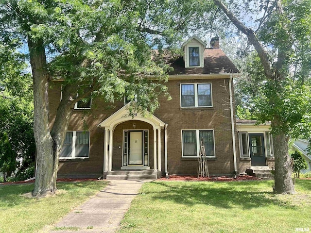 view of front of property featuring a front yard