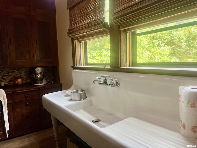 bathroom featuring tasteful backsplash