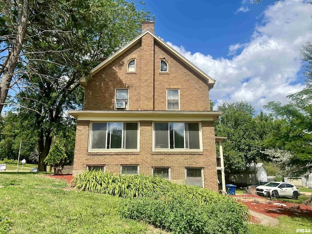 view of side of property featuring a yard