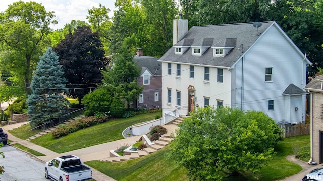 view of front facade featuring a front lawn