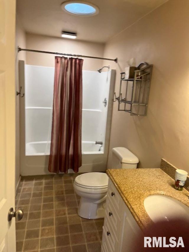 full bathroom with shower / bath combo with shower curtain, vanity, and toilet