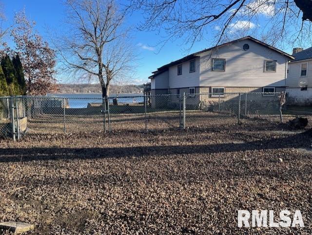 view of yard featuring a water view