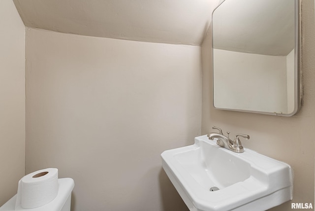 bathroom featuring toilet and sink