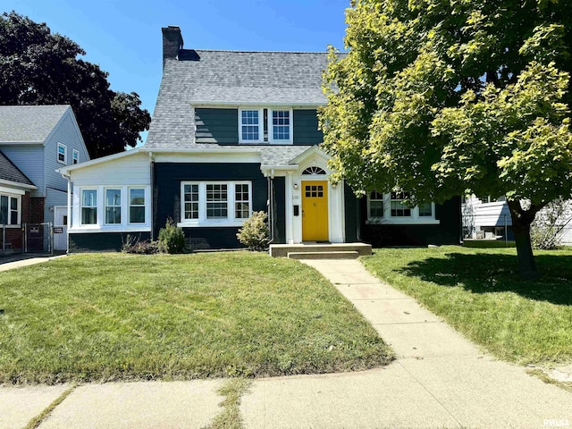 view of front of house featuring a front lawn