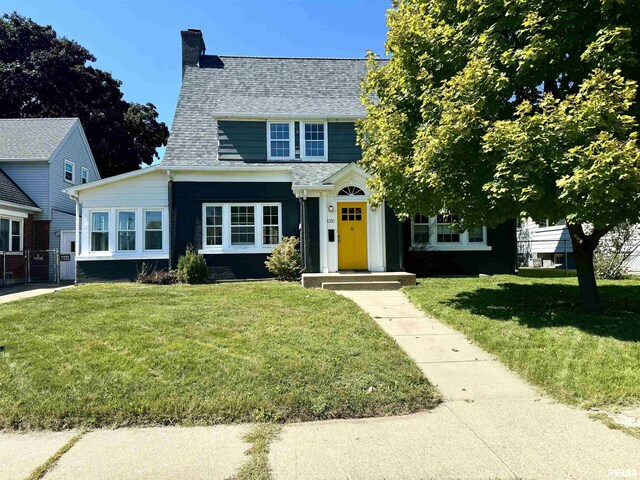 view of front of property with a front lawn