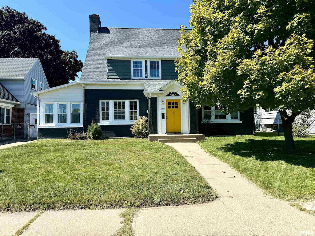 view of front of house with a front lawn