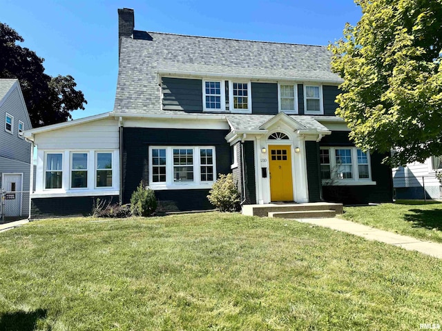 view of front of home featuring a front lawn