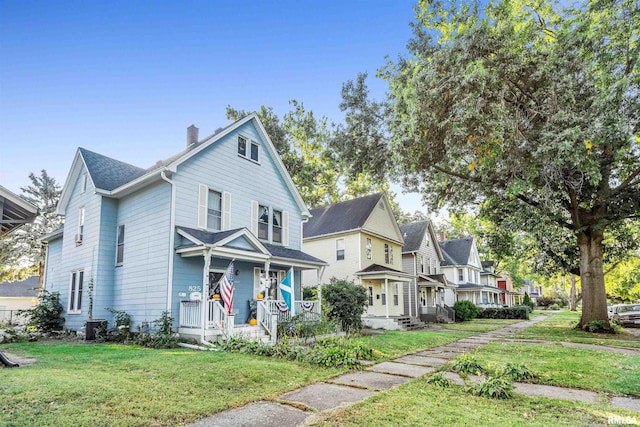 view of front of property featuring a porch and a front yard