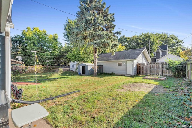 view of yard featuring a shed