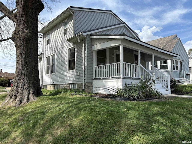 view of front of house with covered porch and a front lawn