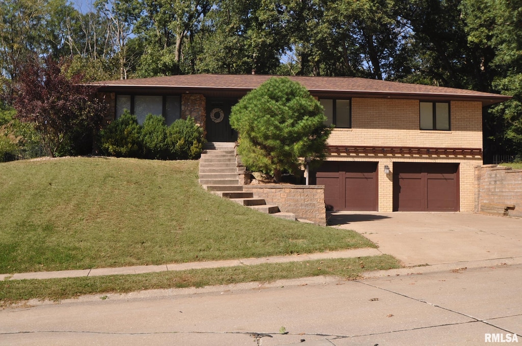 view of front facade with a garage and a front lawn