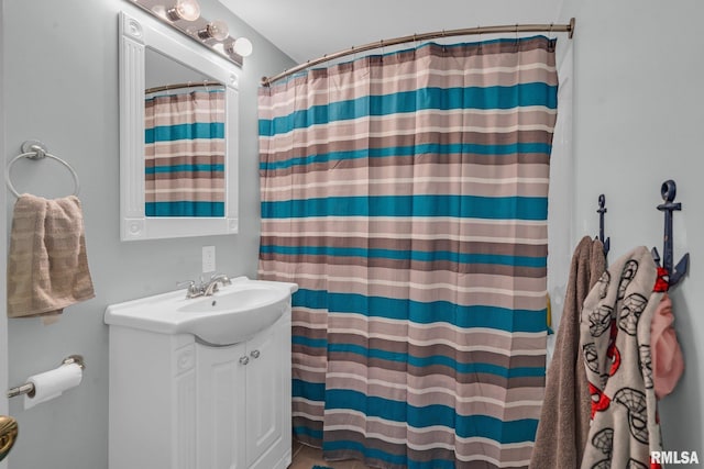 bathroom featuring a shower with curtain and vanity