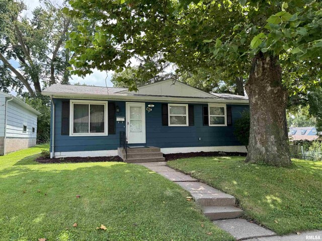 view of front of house featuring a front lawn