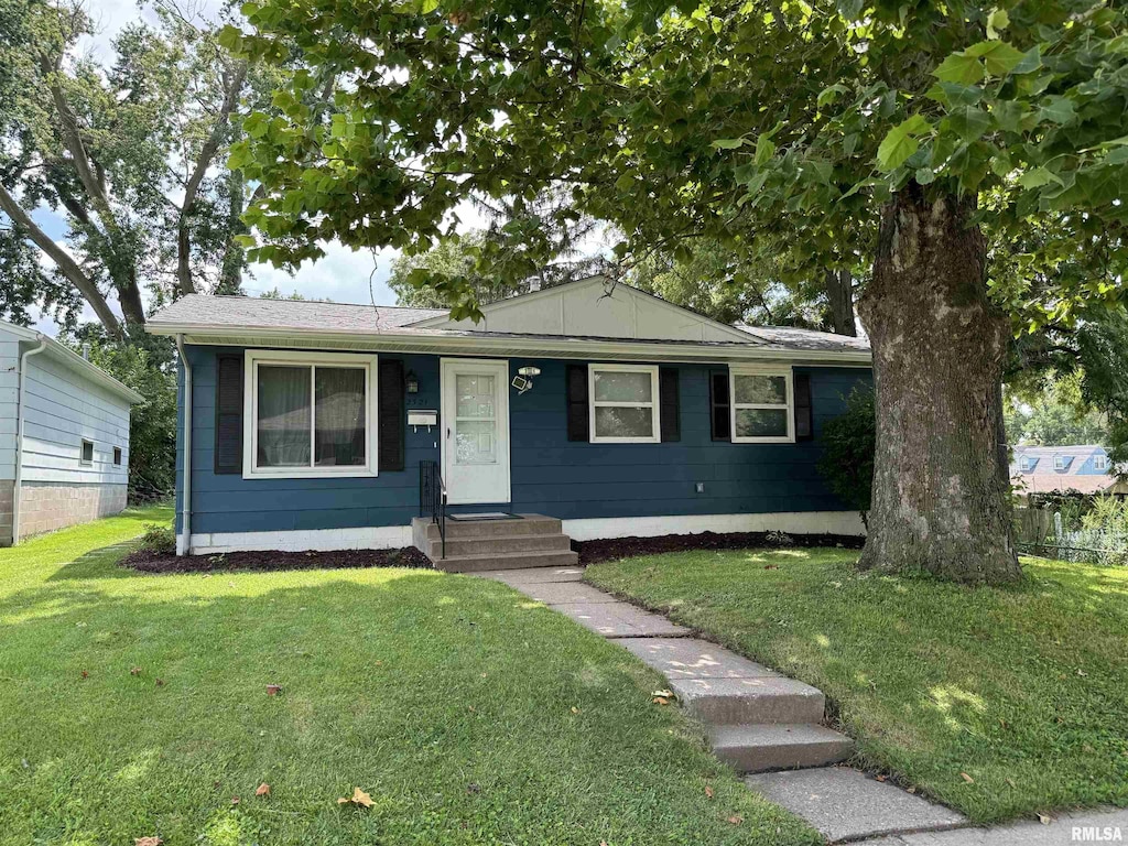 view of front of home featuring a front yard