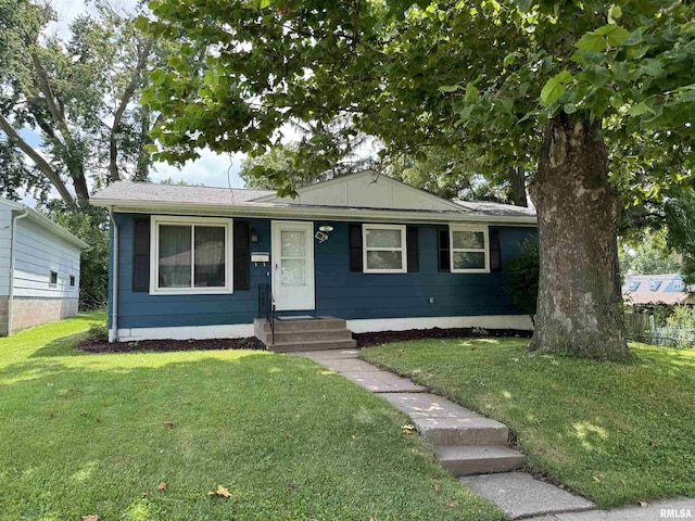 view of front of home featuring a front yard