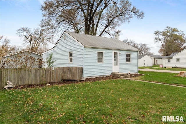 view of front facade with a front lawn