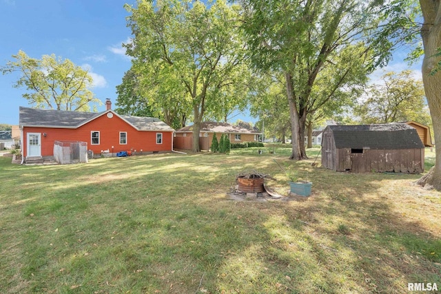 view of yard with a shed