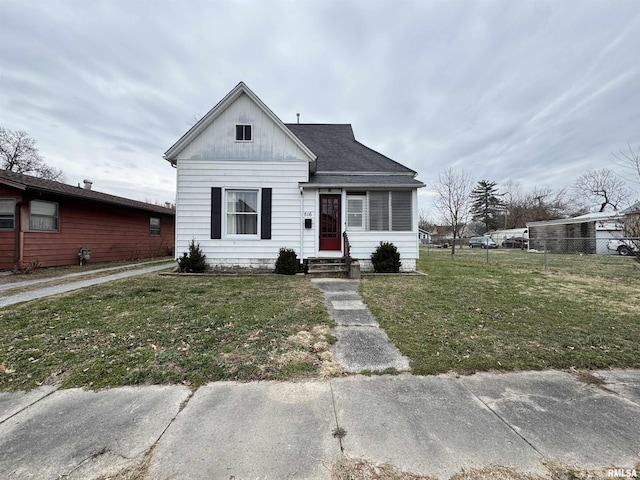 view of front of home featuring a front yard