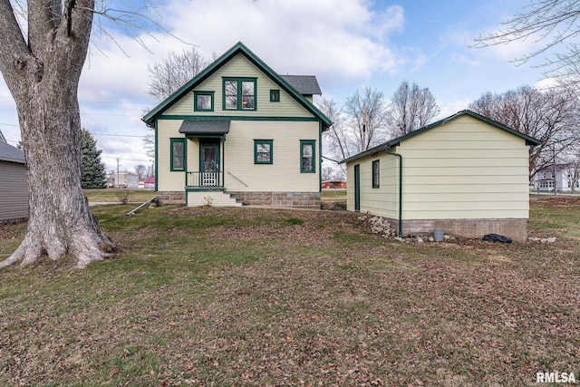 view of front of property featuring a front yard