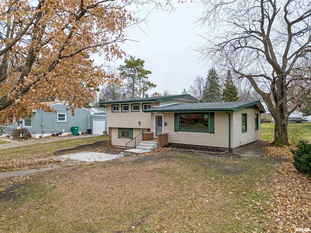 view of front of home featuring a front yard