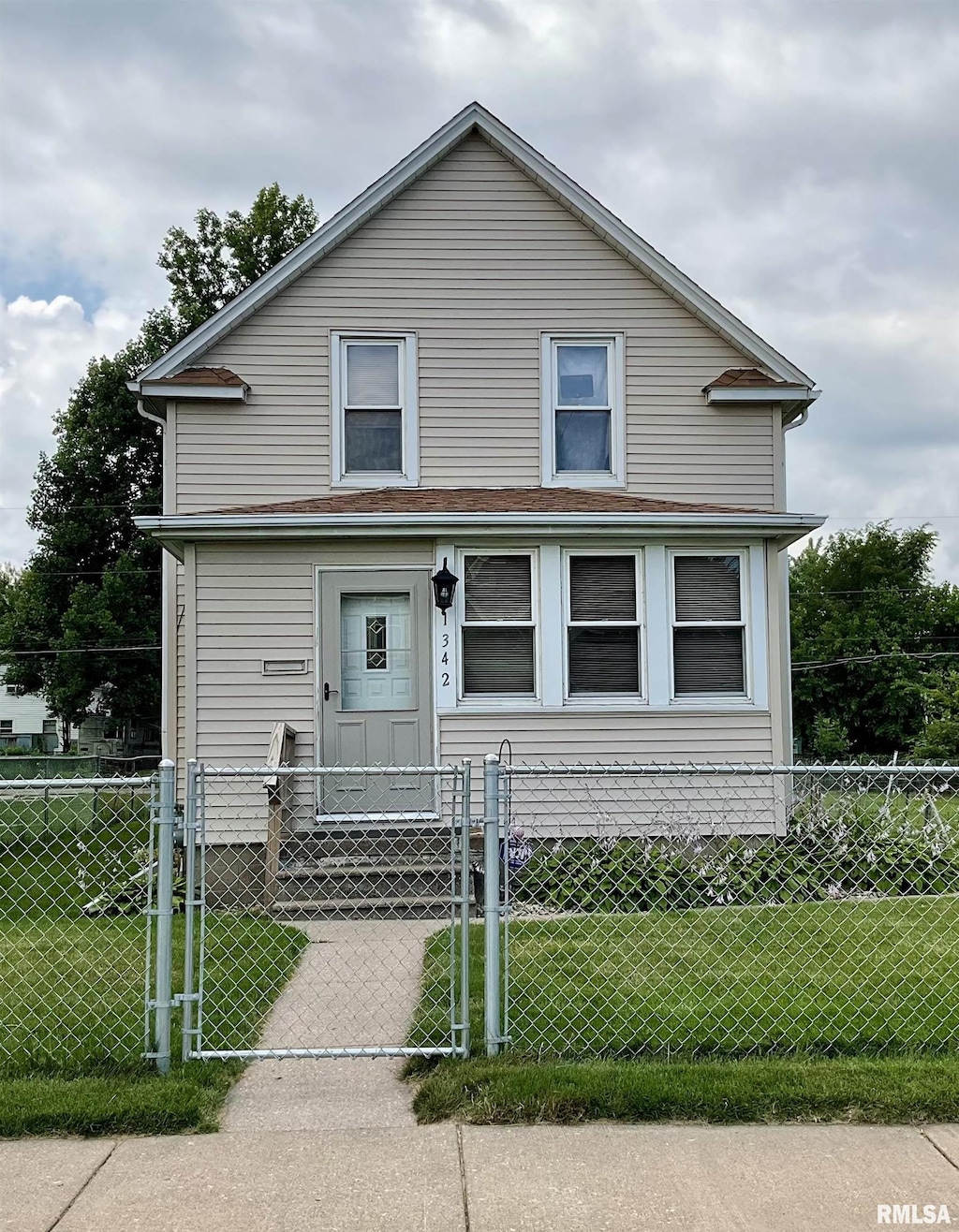 view of front of home with a front lawn