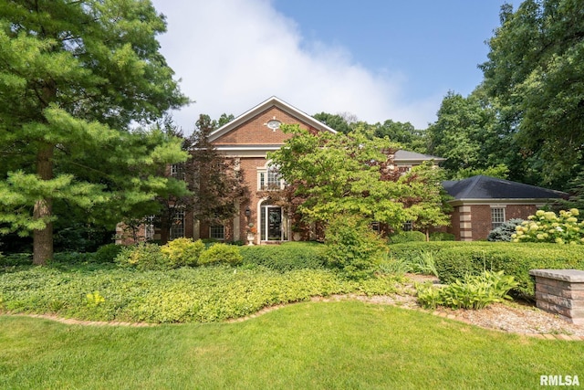 view of front facade featuring a front yard