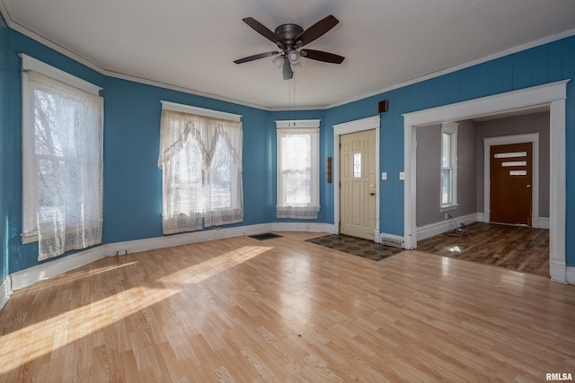 foyer entrance featuring hardwood / wood-style floors, ceiling fan, and ornamental molding