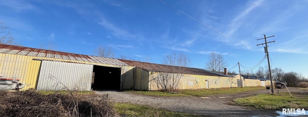 140 House Rd, Elkville, IL 62932