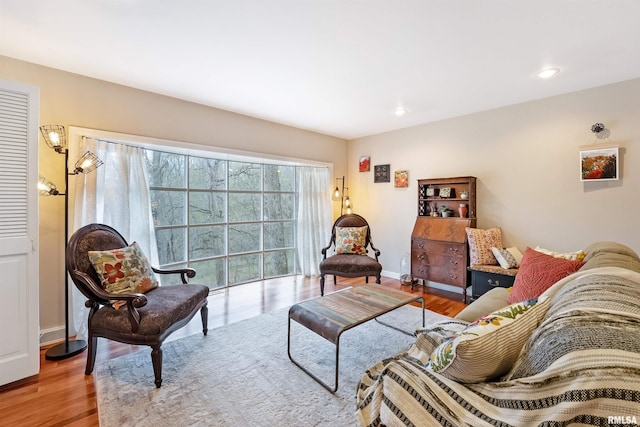 living room with baseboards, recessed lighting, and wood finished floors