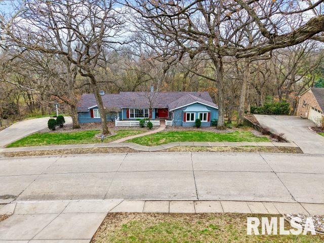 view of front of home featuring a porch and a front yard