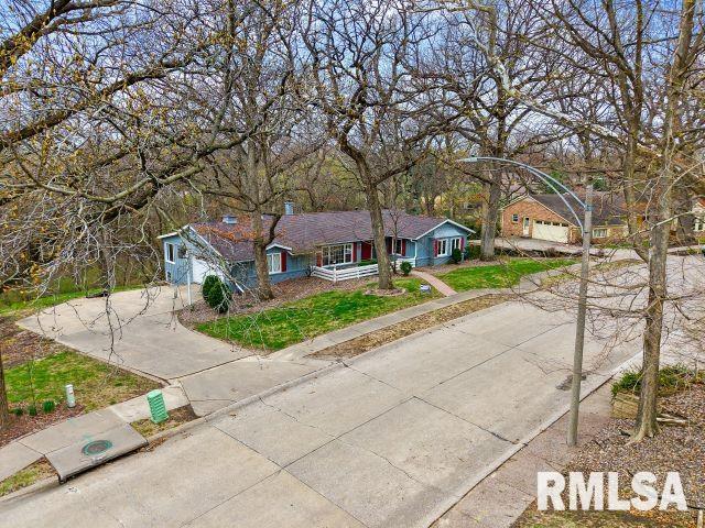 view of front facade with concrete driveway and a front yard