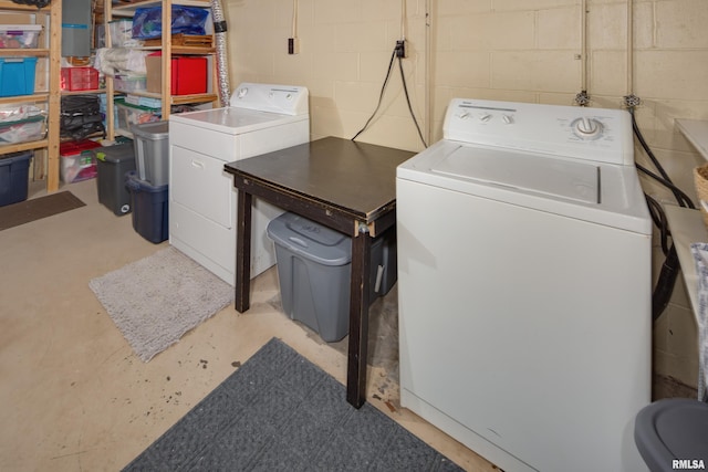 washroom featuring washer and clothes dryer