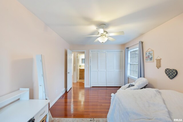 bedroom featuring dark wood-type flooring, a closet, baseboards, and ceiling fan