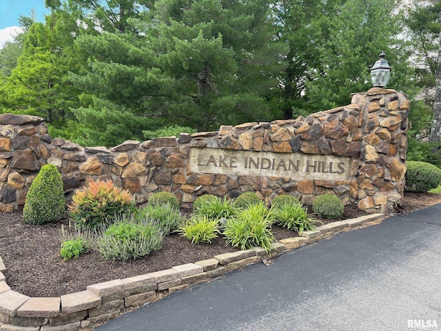 view of community / neighborhood sign