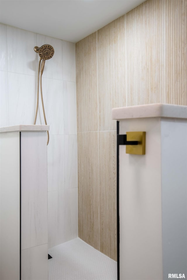 bathroom featuring a tile shower