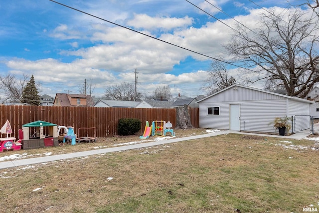 view of yard with an outdoor structure