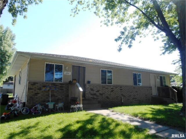 ranch-style home with a front lawn