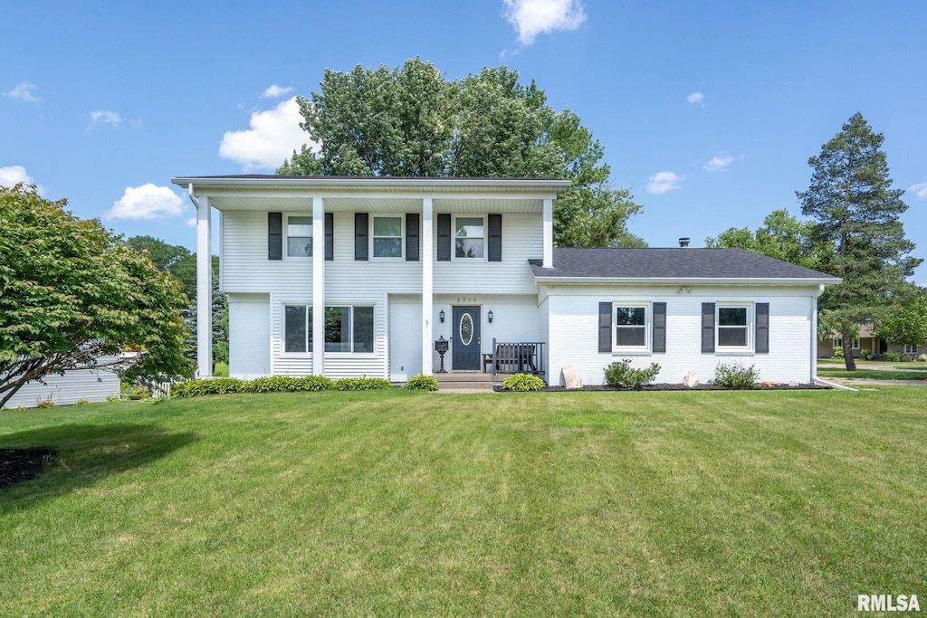 view of front facade with a front yard