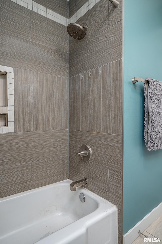 bathroom featuring tiled shower / bath