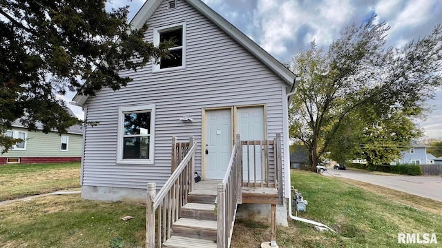 view of front facade featuring a front yard