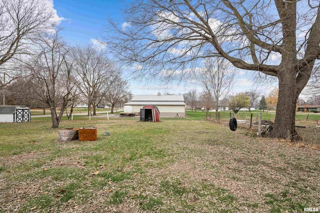 view of yard featuring a shed